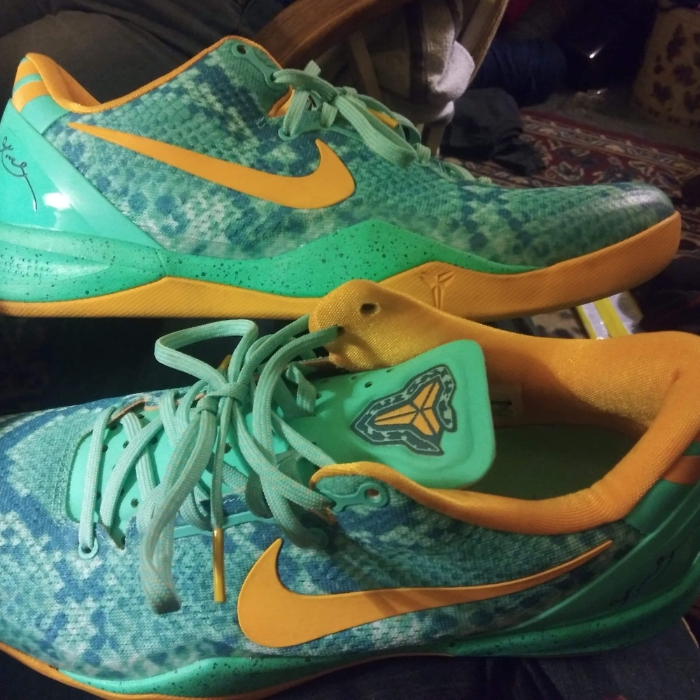 Kobe Bryant Lazer orange 8s size 11